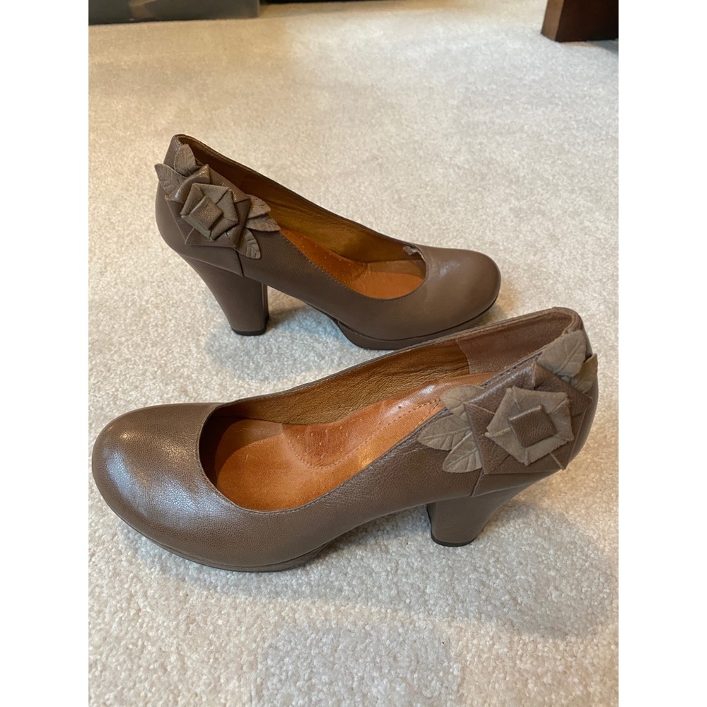 **NWOT** Vintage Naya Heels